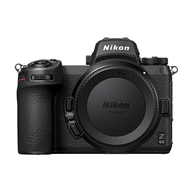 NIKON Z 6II Gehäuse Systemkamera, 8 cm Display Touchscreen, WLAN Eine schwarze Nikon Z 6II Kamera mit Objektivdeckel ist auf einem weißen Hintergrund zu sehen.