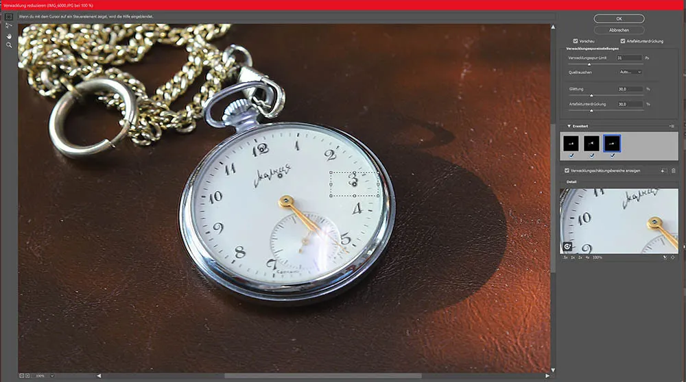 Eine Taschenuhr mit Kette liegt auf einer braunen Oberfläche, daneben ist ein Bearbeitungsmenü zu sehen.