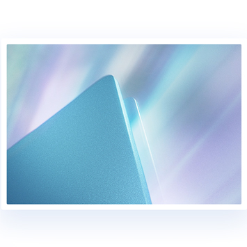 Blaues, dreieckiges Objekt vor einem Hintergrund aus verschwommenen blauen, lila und weißen Streifen, die sich diagonal erstrecken.