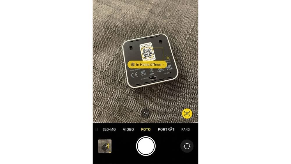 Der QR-Code eines Smart-Home-Geräts wird mithilfe einer iPhone-Kamera gescannt.