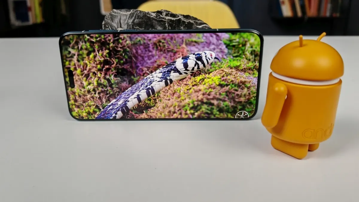 Das Honor Magic7 Pro steht angelehnt an einen Stein auf einem Tisch, es zeigt ein farbenfrohes YouTube-Video.