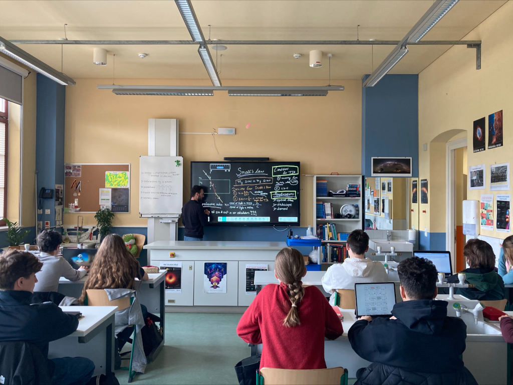 Ein Klassenzimmer mit Schülern.