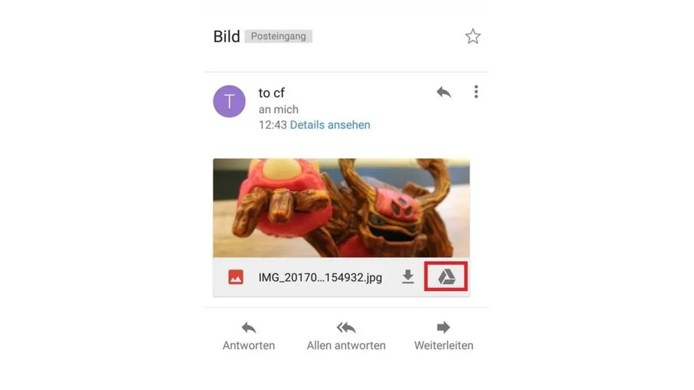 E-Mail-Ansicht mit Anhang eines Fotos von zwei Monsterfiguren, Buttons zum Antworten und Weiterleiten.