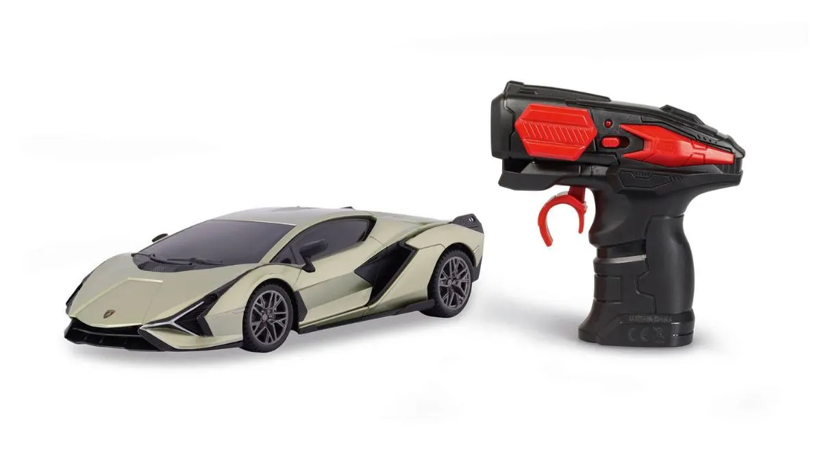 Das ferngesteuerte Auto Revell Scale Car Lamborghini Sián samt Fernsteuerung vor weißem Hintergrund.