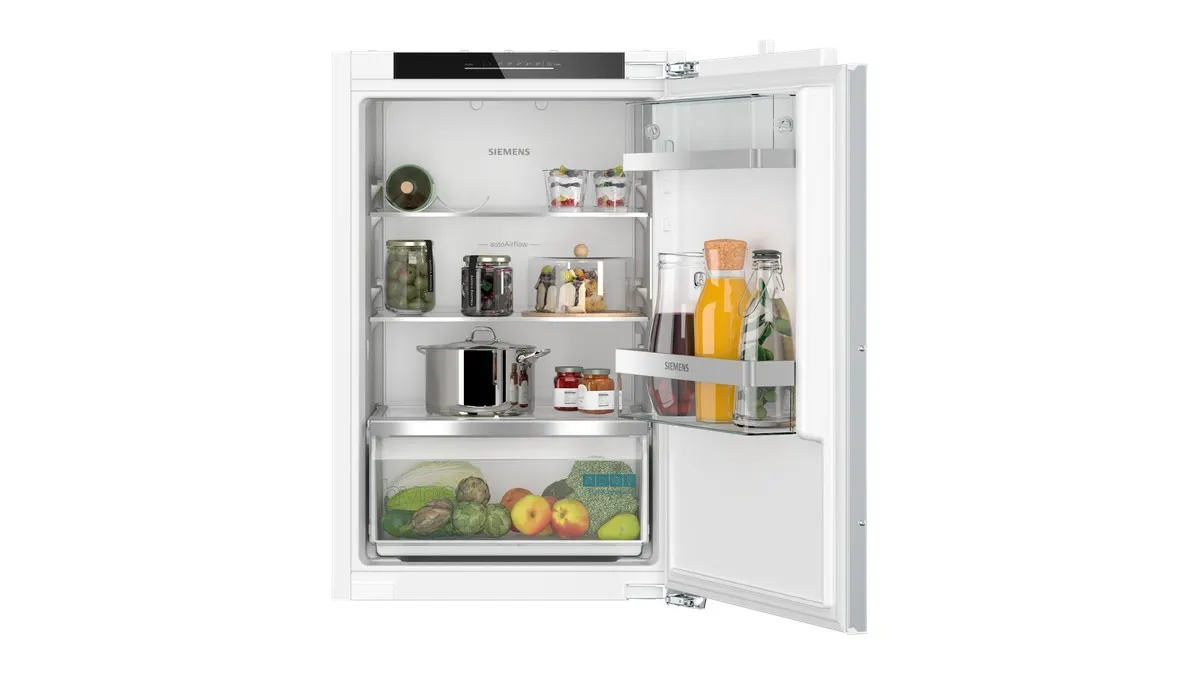 Der Einbaukühlschrank Siemens KI21RADD1 mit geöffneter Tür vor einem weißen Hintergrund.