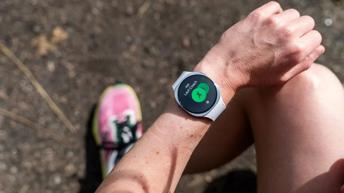 Franzi startet den Laufcoach auf der Samsung Galaxy Watch8.