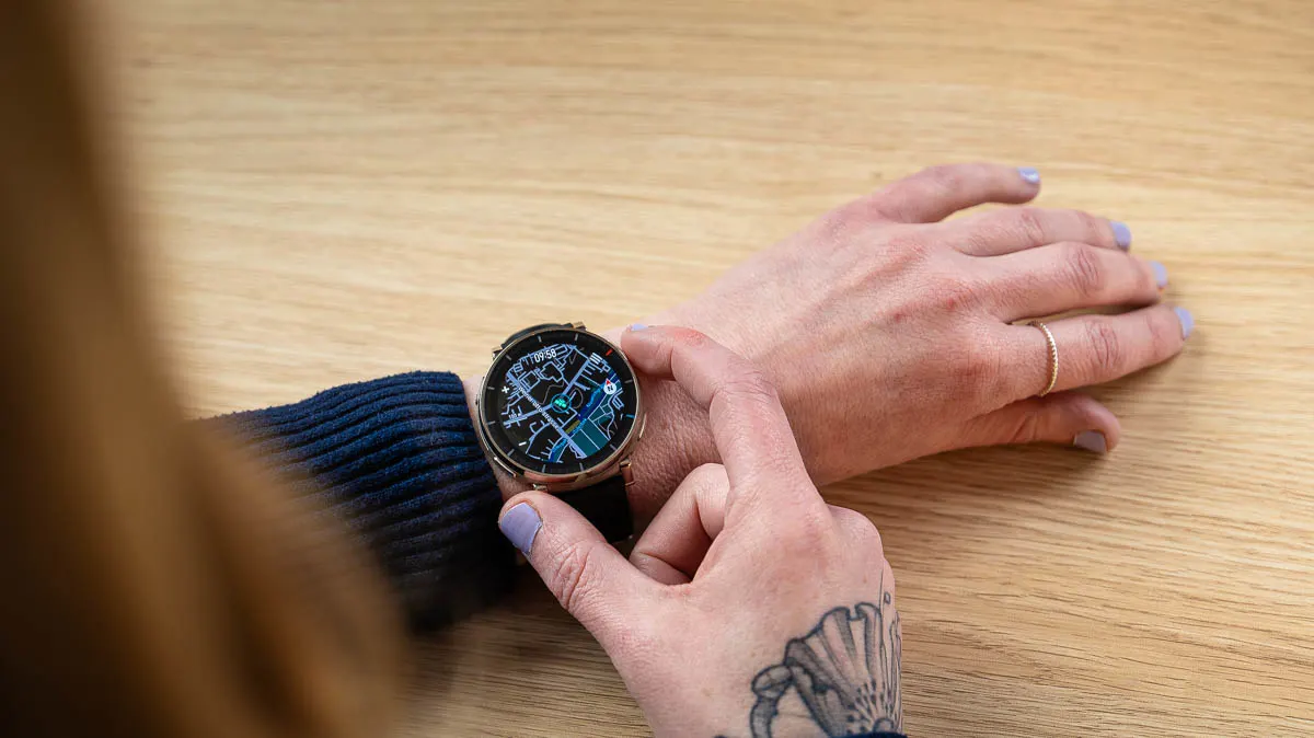 Franzi ruft auf der Amazfit Active 3 Premium eine Karte auf.