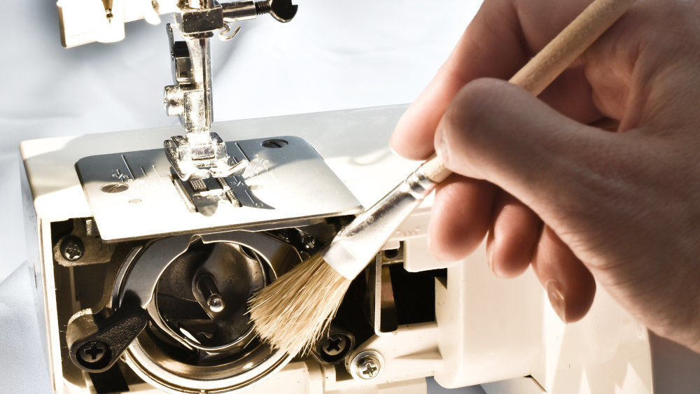 Nähmaschine reinigen mit Pinsel