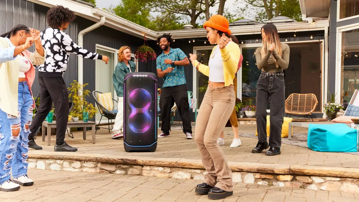 Eine Gruppe Menschen tanzt um die Partybox JBL Partybox Ultimate.