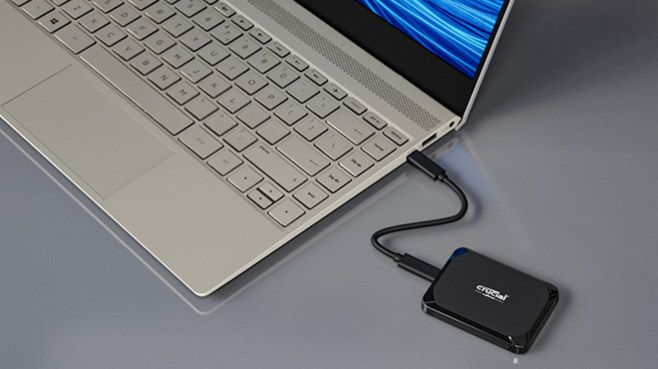 Eine Crucial-SSD ist an einen Laptop angeschlossen.