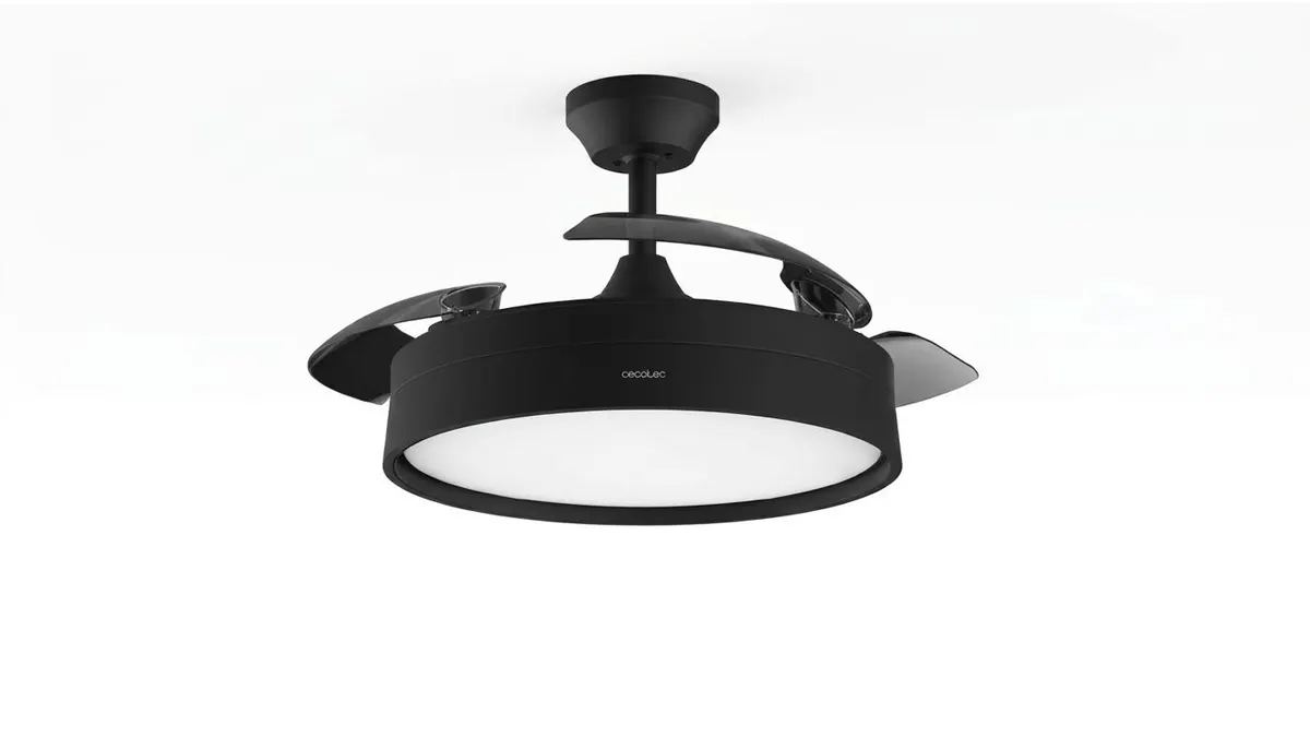 Der Deckenventilator Cecotec EnergySilence Aero 4200 hängend vor weißem Hintergrund.