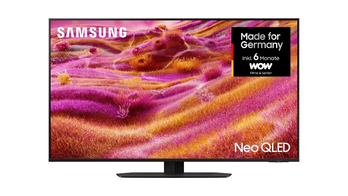 Der Neo-QLED-TV Samsung QN90F vor weißem Hintergrund.