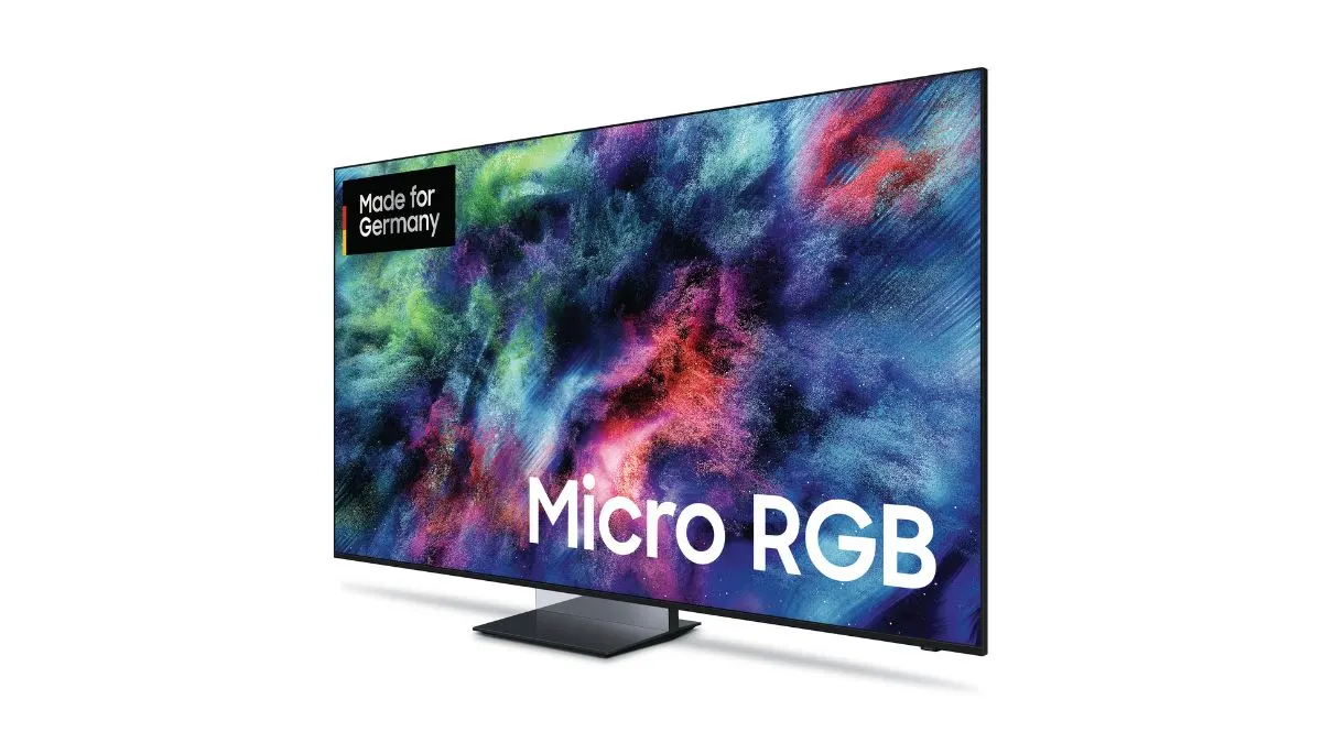 Der Fernseher Samsung R95H vor weißem Hintergrund.