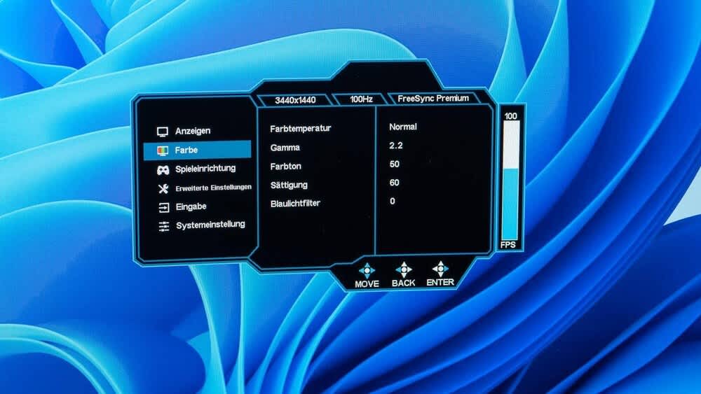 Ein Screenshot zeigt die Farbtemperatur-Einstellungen bei einem PEAQ-Monitor.