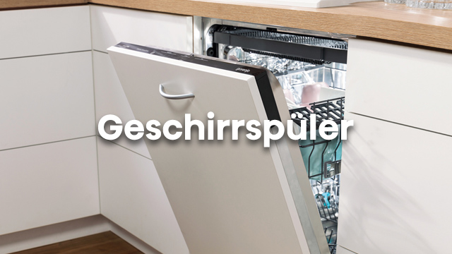 Eine offene, weiße Geschirrspülertür in einer weißen Küchenzeile unter einer hellbraunen Arbeitsplatte.