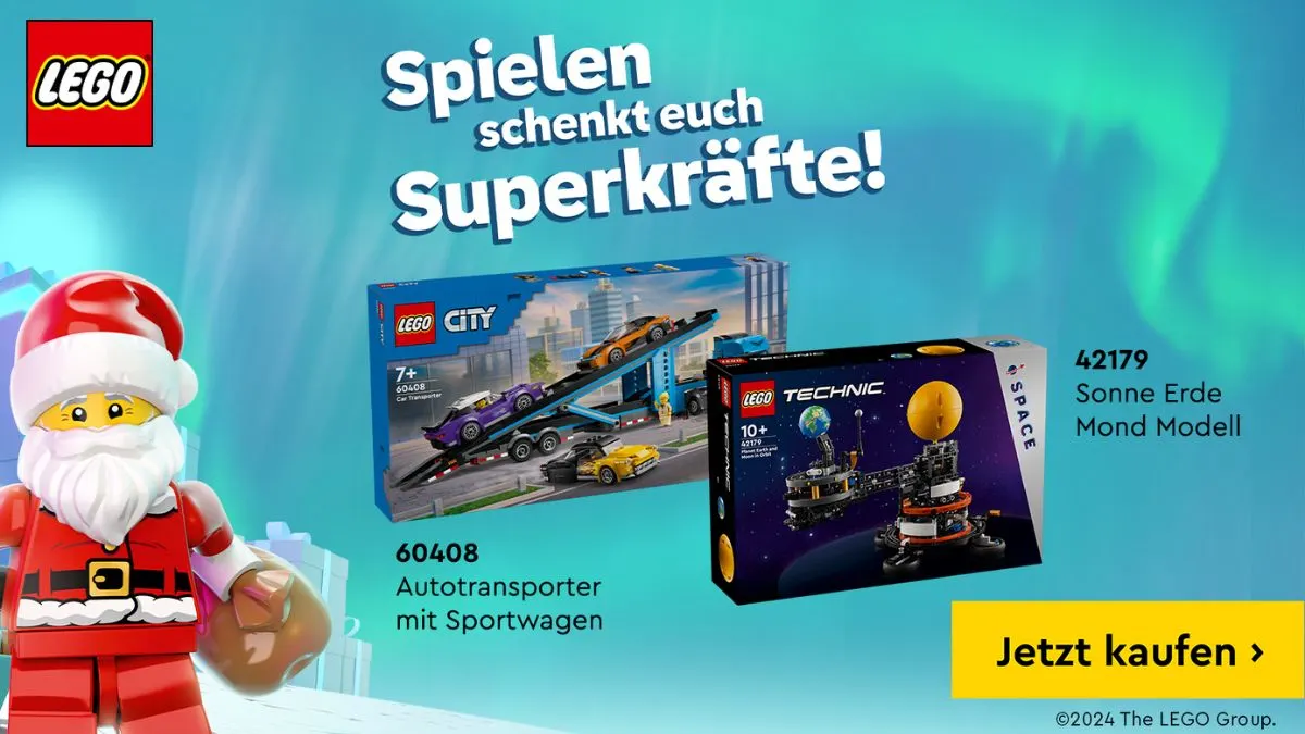 LEGO-Werbung mit einem Santa-Claus-Spielzeug, zwei LEGO-Sets und dem Slogan "Spielen schenkt euch Superkräfte!". Set-Namen sind "Autotransporter" und "Sonne Erde Mond Modell".