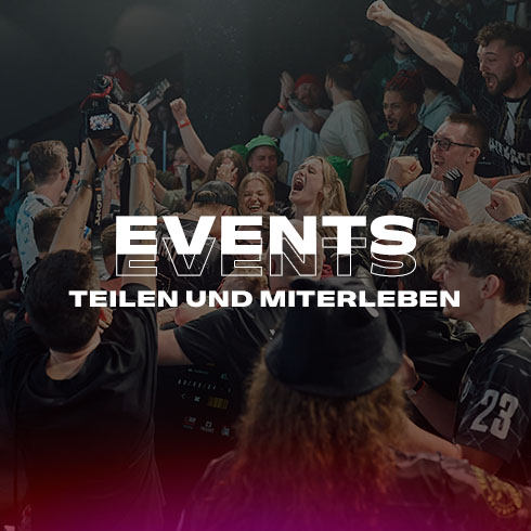 Eine Menschenmenge sitzt vor einer Bühne mit der Aufschrift "Showmatch Events". Logos und Grafiken sind auf dem Bildschirm zu sehen.