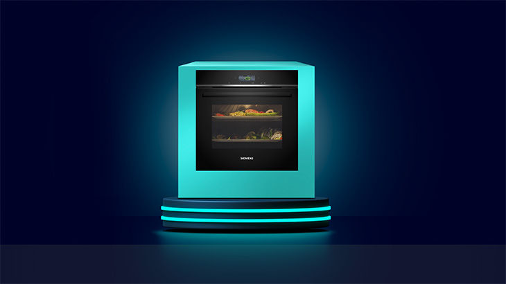 Modern beleuchteter Siemens-Einbaubackofen, präsentiert auf einem futuristischen, türkis leuchtenden Podest vor dunkelblauem Hintergrund.