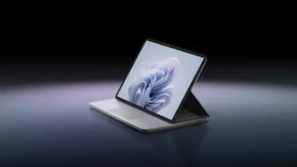 Ein Tablet mit einem Standfuß steht auf einer Tastatur vor einem dunklen Hintergrund. Auf dem Bildschirm ist ein abstraktes Design.