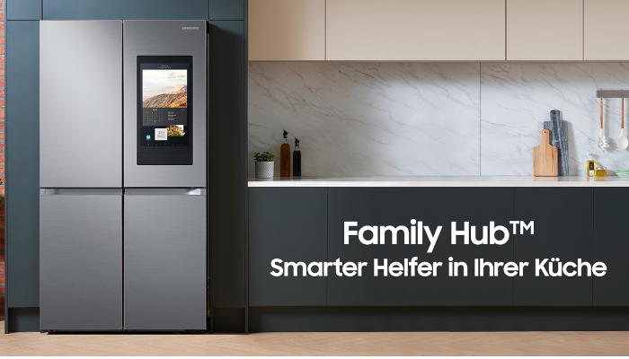 Ein viertüriger, silberfarbener Samsung-Kühlschrank mit einem schwarzen Bildschirm steht neben einer Küchentheke.