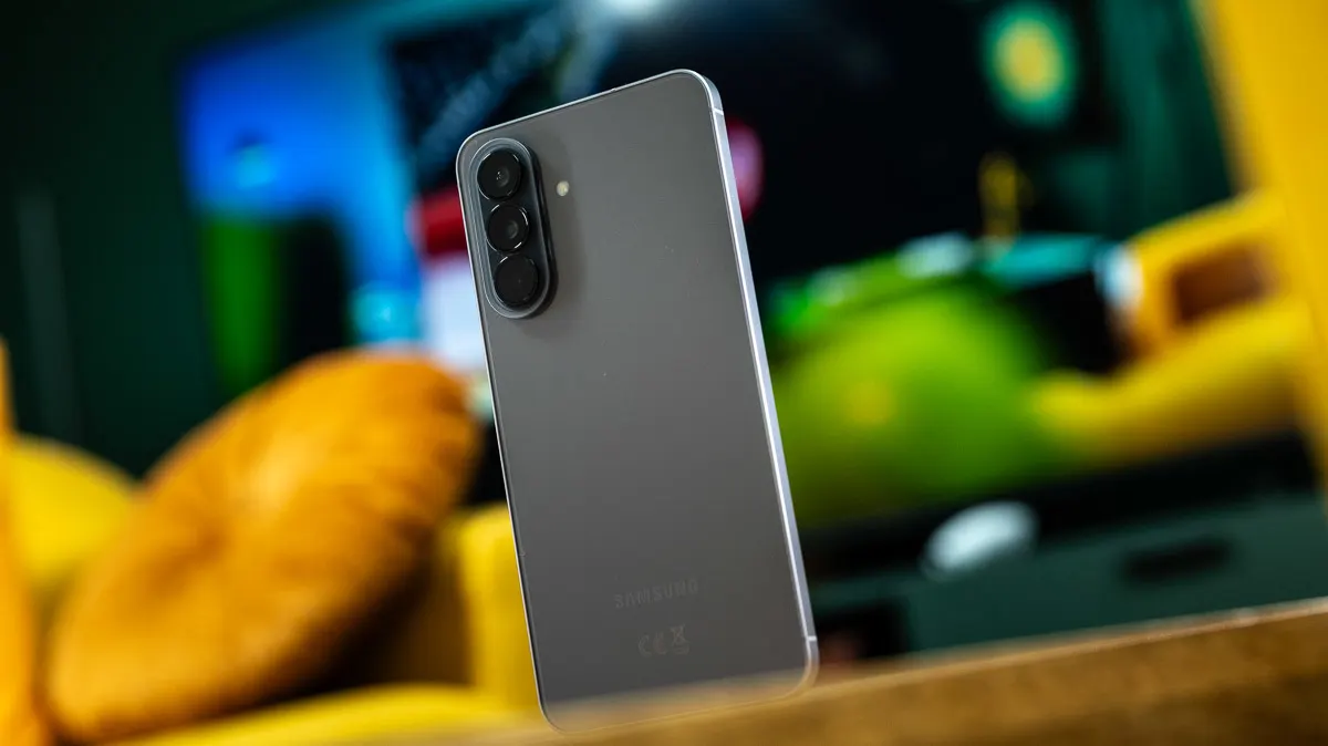 Das Smartphone Samsung Galaxy A57 steht mit der Rückseite zur Kamera auf einem Tisch.