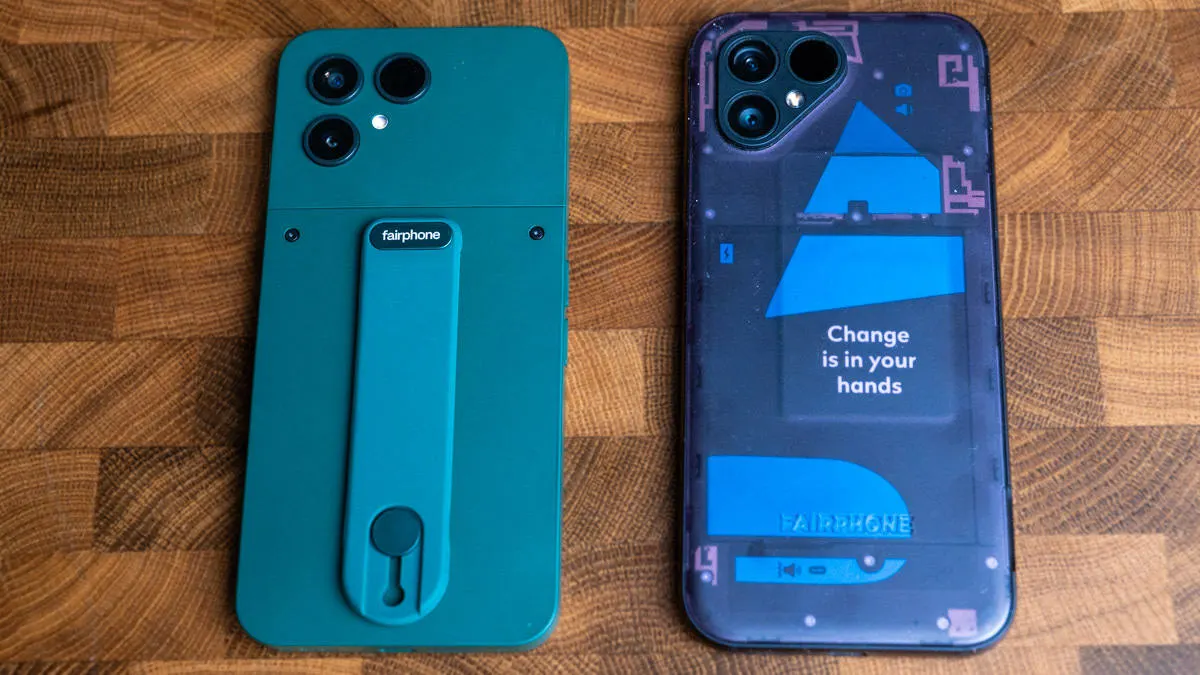 Die Rückseiten des Fairphone 6 und Fairphone 5 im Vergleich.