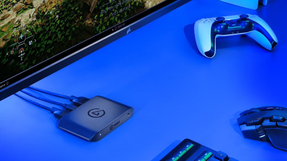 Capture Card von Elgato liegt neben einer Maus und Playstation-Controller