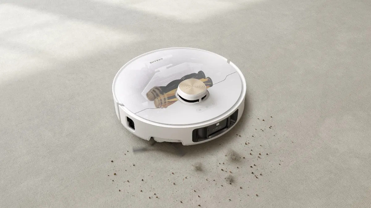 Der Dreame L50s Pro Ultra saugt Schmutz vom Boden auf.