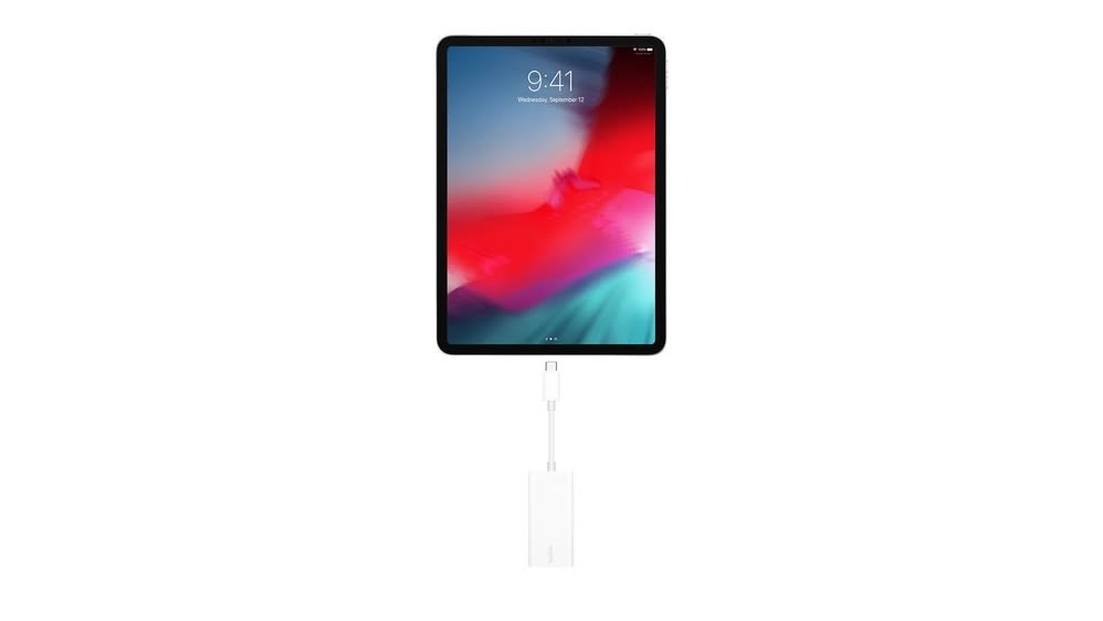 Schwarzes iPad wird mit weißen Adapter verbunden