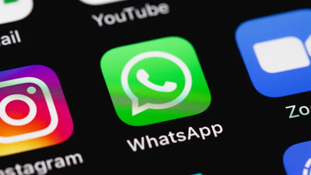 Nahaufnahme eines Smartphone-Bildschirms mit App-Symbolen, darunter WhatsApp, YouTube, Instagram und Zoom.