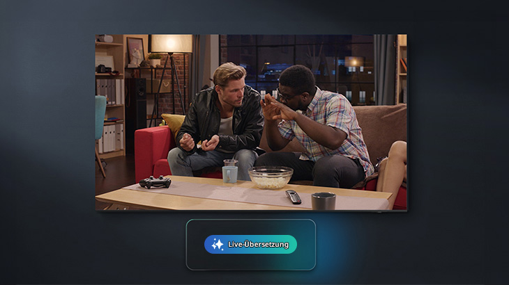 Auf dem TV ist ein Ausschnitt aus einer Serie zu sehen. Darunter steht "Live-Übersetzung".