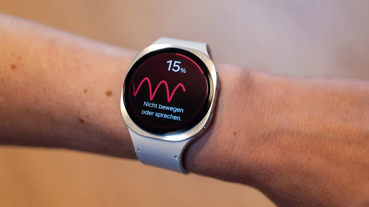 Franzi misst ihren Blutdruck mit der Samsung Galaxy Watch8.