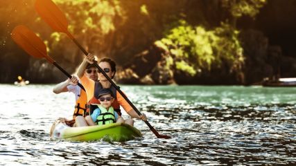 Eine Familie in einem Kayak