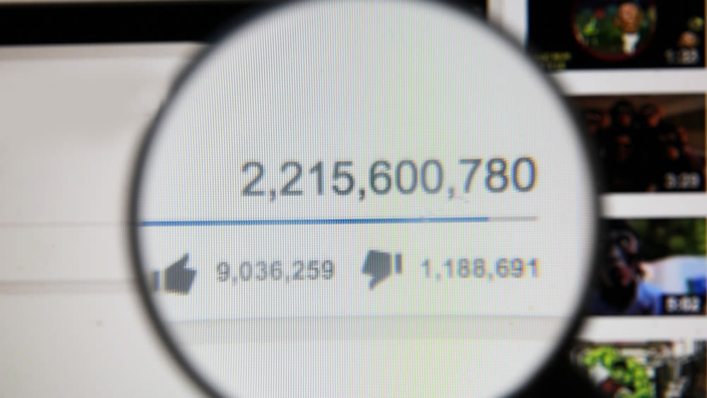 Lupenansicht zeigt eine Anzahl von Likes eines YouTube-Videos