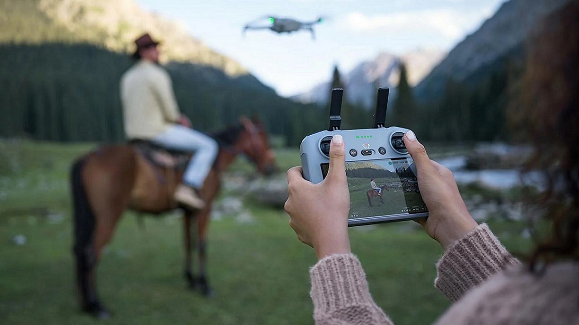 DJI Mini 4 Pro Fly More Combo Mini-Kameradrohne filmt man beim Reiten