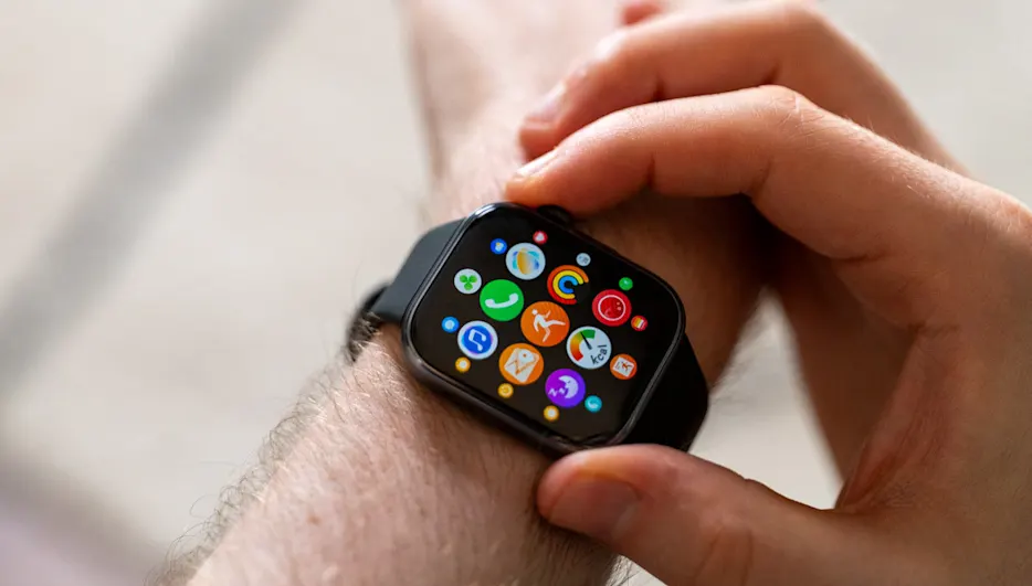 Michael drückt die Krone am Gehäuse der Huawei Watch Fit 4.