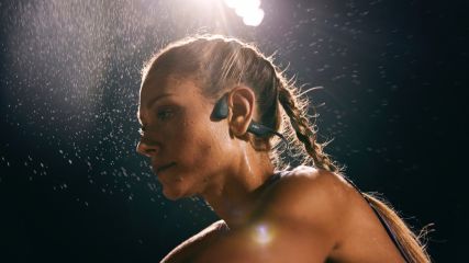 Eine Frau beim Sport trägt Kopfhörer
