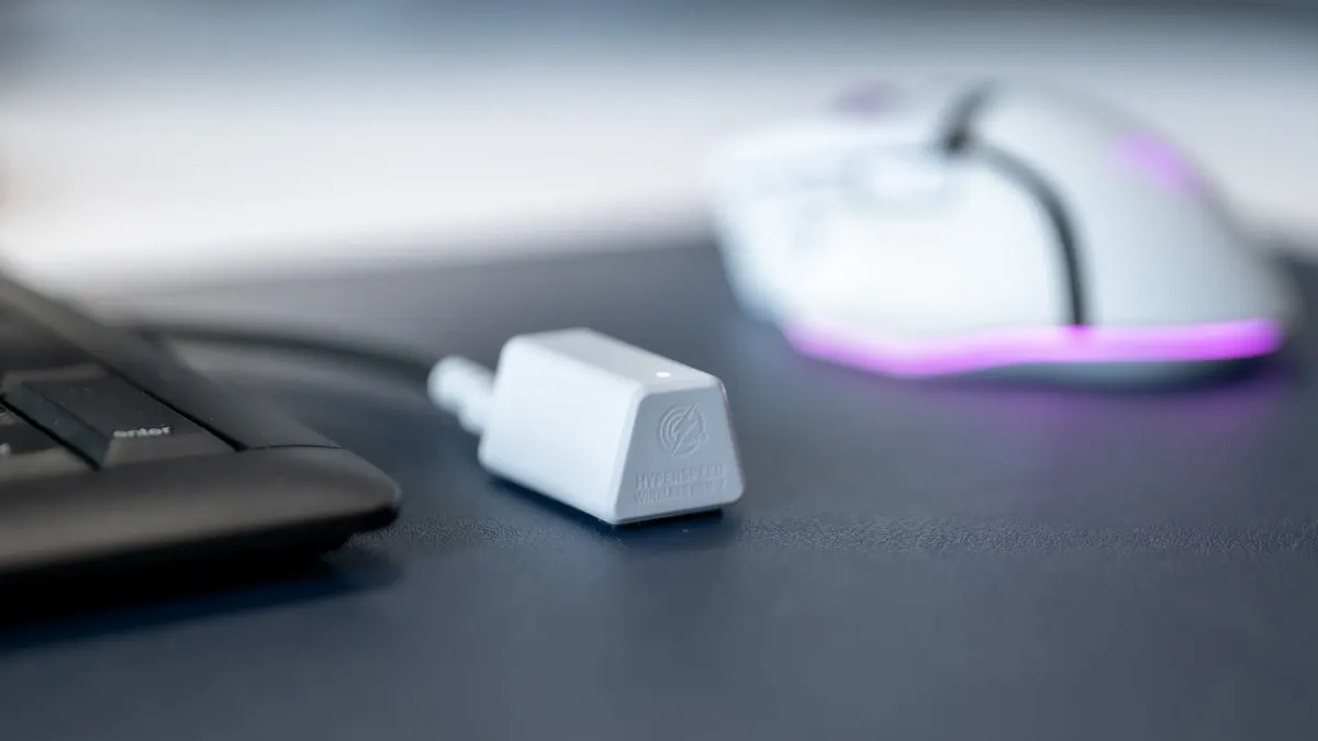 Das HyperSpeed Wireless Gen 2 neben einer Gaming-Maus.