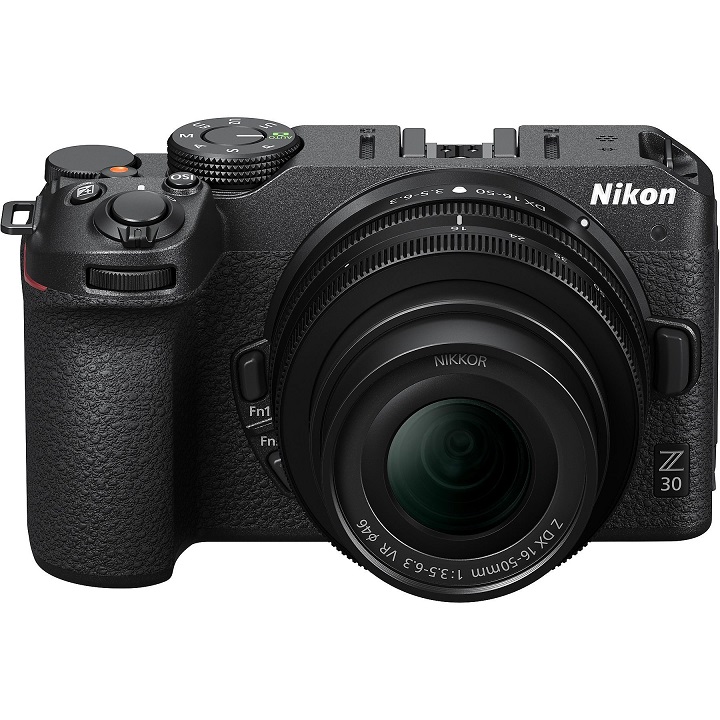 Eine schwarze Nikon Z 30 Kamera ist frontal abgebildet, mit einem Nikkor-Objektiv. Mehrere Tasten und Einstellräder sind sichtbar.
