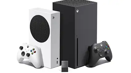 Eine weiße Xbox Series S und eine schwarze Xbox Series X mit zwei Controllern auf einem weißen Hintergrund.