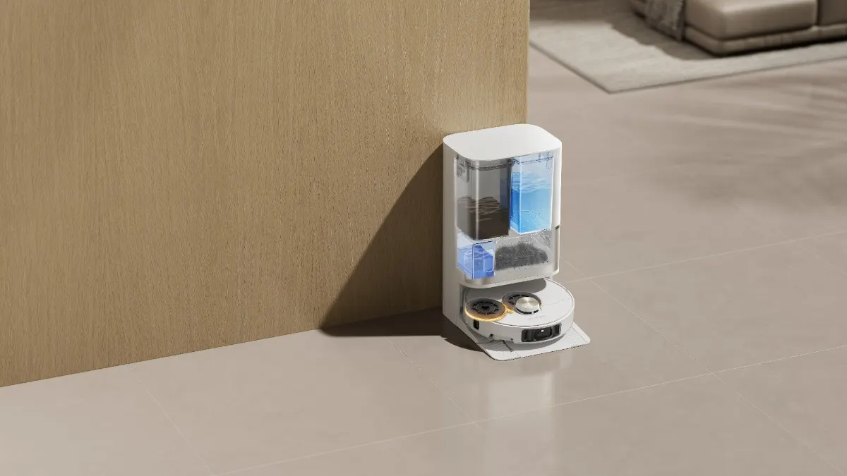 Der Dreame L50s Pro Ultra steht in seiner Basisstation.