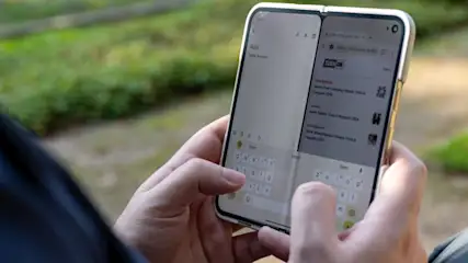 Andreas hält das Google Pixel Pro Fold in seinen Händen.