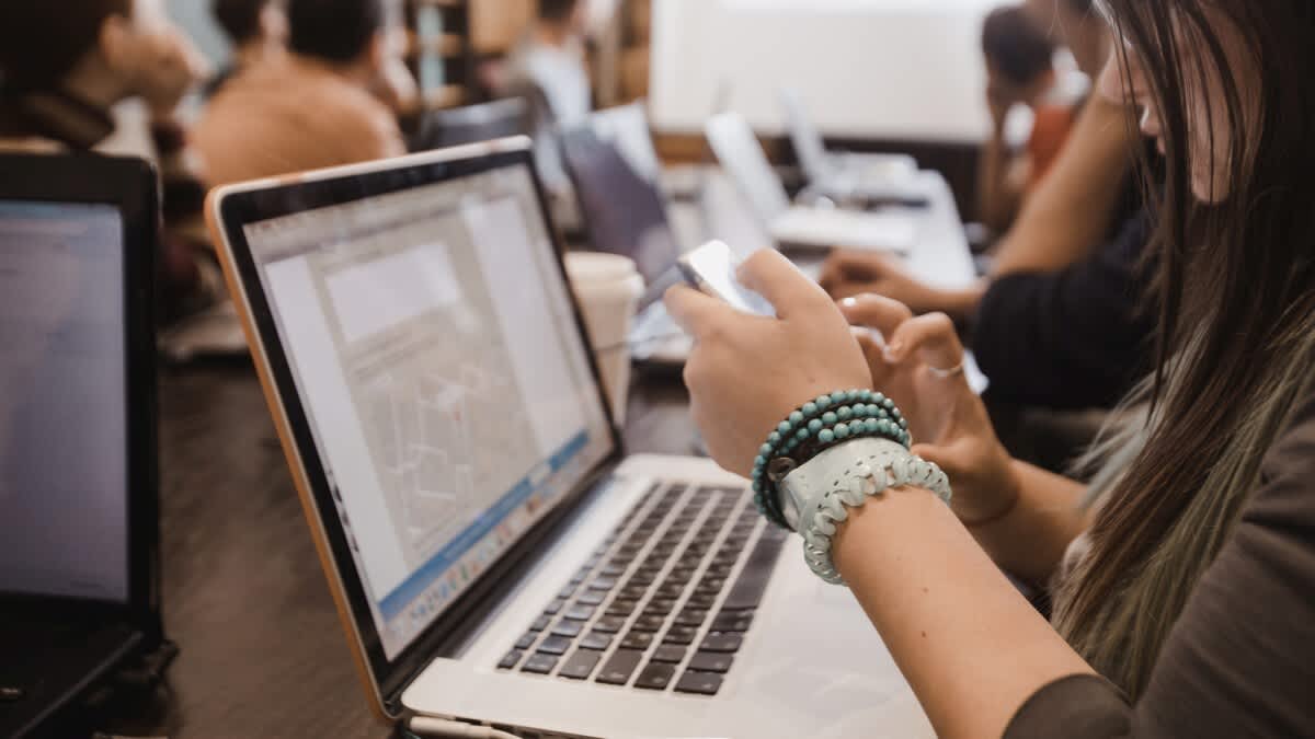 Samsung Galaxy Tab A Mit Beamer Verbinden Beamer mit Handy verbinden: So geht‘s