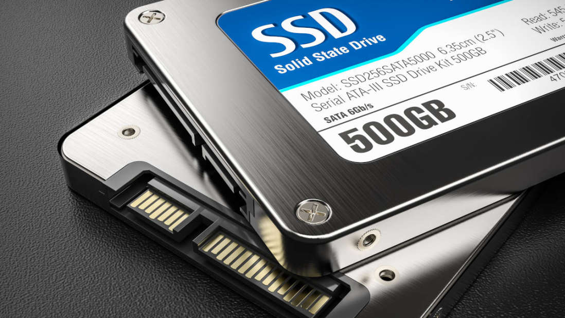 Zwei 2.5-Zoll-SSDs liegen übereinander.