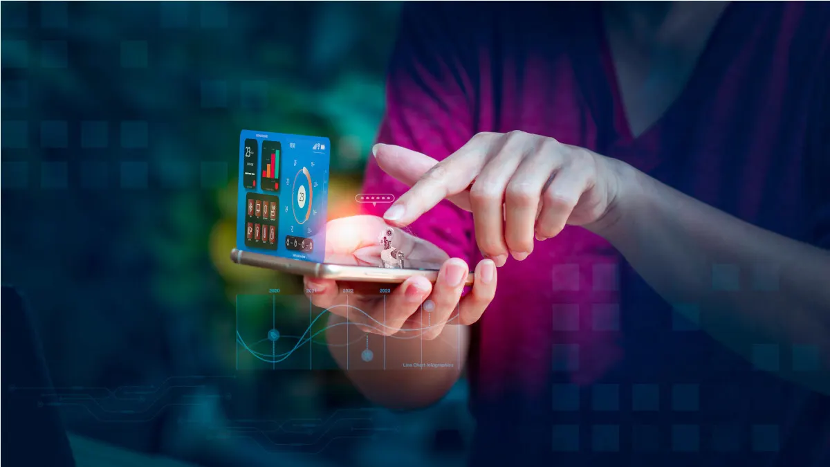 Eine Person hält ein Smartphone mit einem blauen digitalen Display. Darüber hinaus gibt es Diagramme und Datengrafiken.