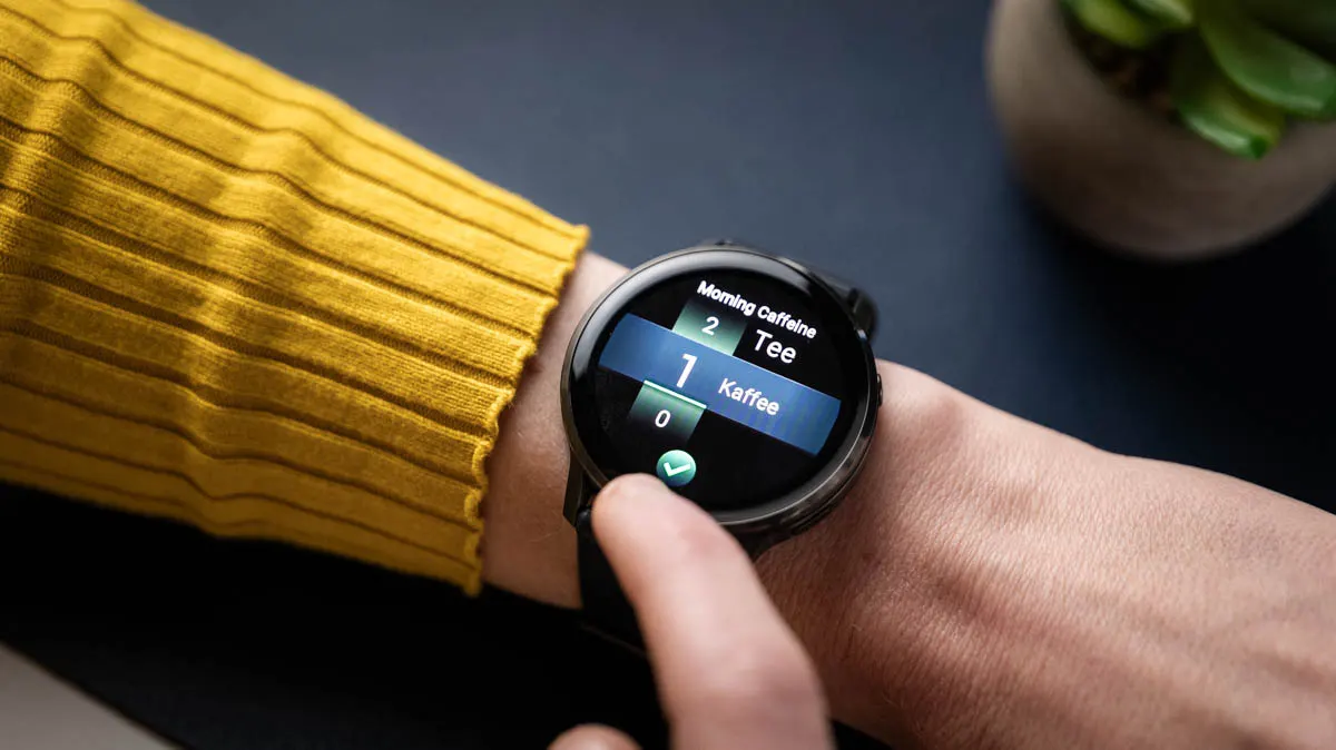 Franzi trägt auf der Garmin Venu 4 ein, dass sie einen Kaffee am Morgen getrunken hat.