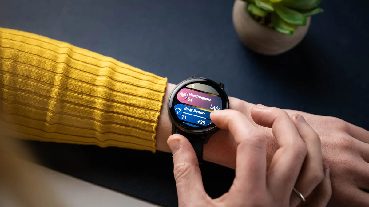 Franzi wischt durch die Übersichten auf der Garmin Venu 4, angezeigt werden Herzfrequenz und Body Battery.