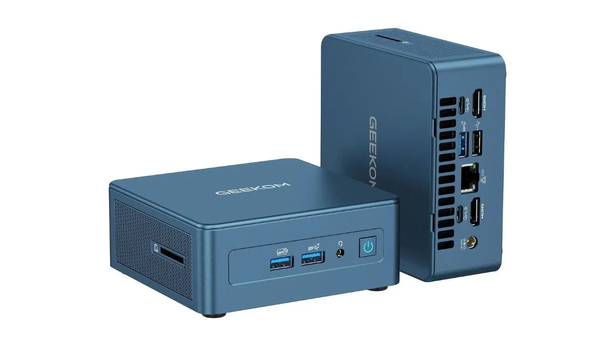 Die zwei Mini-PCs Geekom Mini IT13 von vorn und hinten vor weißem Hintergrund.
