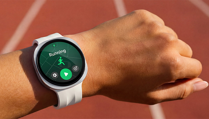 Galaxy Watch9 mit "Running”-Piktogramm an einem Handgelenk.