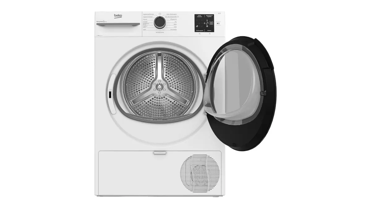 Der Wärmepumpentrockner Beko BM3T38249W steht mit geöffneter Tür vor einem weißen Hintergrund.